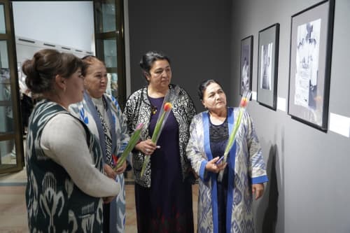 Toshkent Fotosuratlar uyida “Oʻzbek ayoli – oʻtmish, nafosat, kelajak ramzi” shiori ostida “OILA VA JAMIYATNI MUSTAHKAMLASHDA AYOLLAR O‘RNI” nomli fotoko‘rgazmasining ochilish marosimi boʻlib oʻtdi.