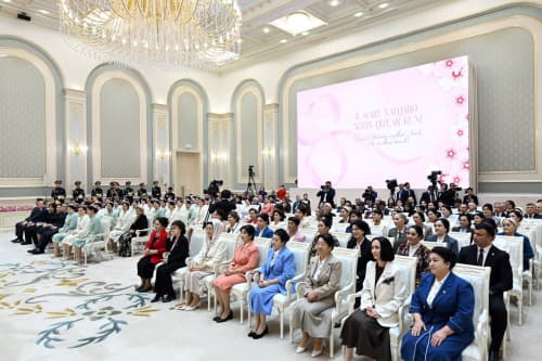 Prezident Shavkat Mirziyoyev butun O‘zbekiston ayollarini 8-mart – Xalqaro xotin-qizlar kuni bilan samimiy muborakbod etdi