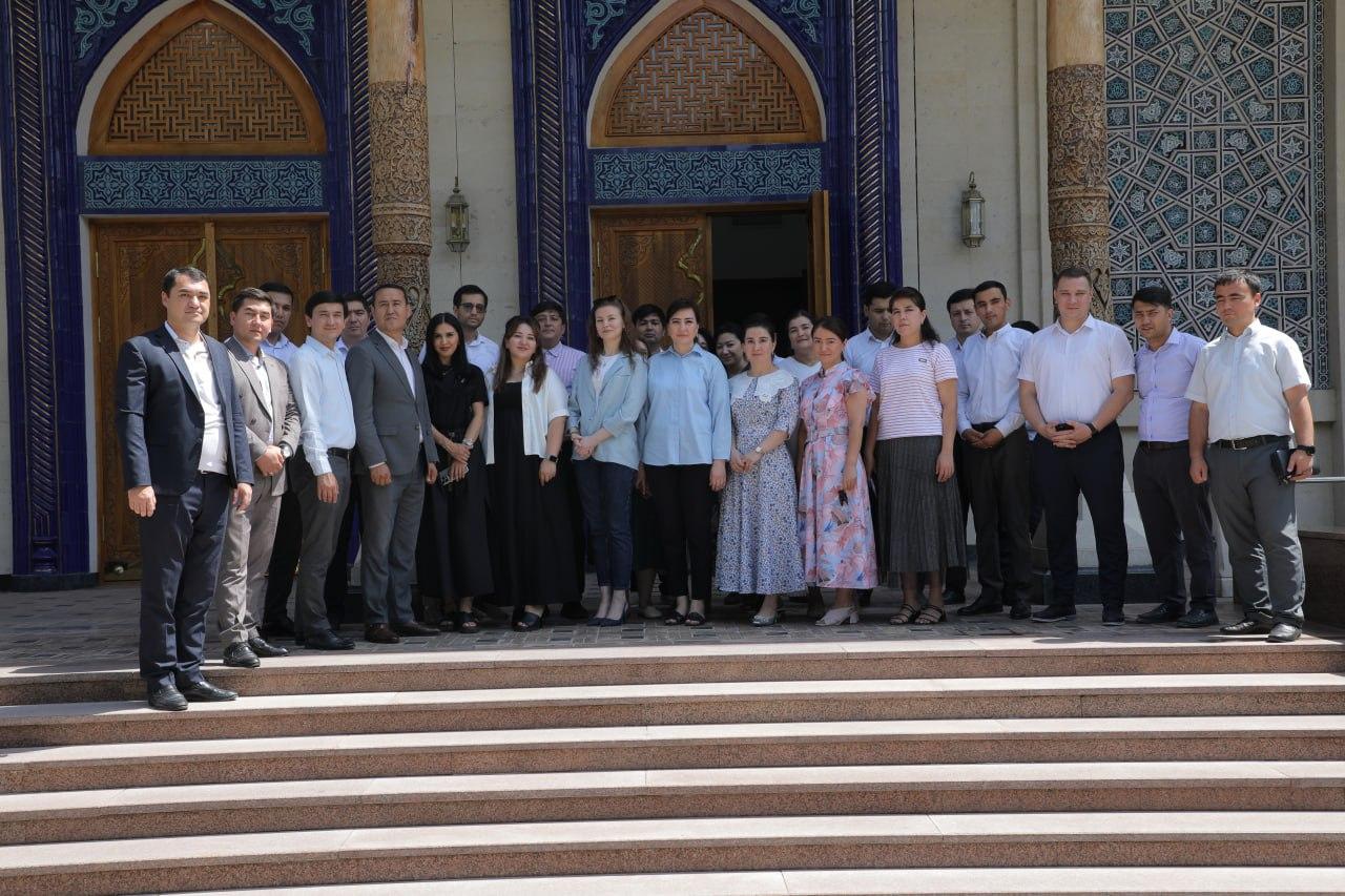 “Shahidlar xotirasi” majmuasida “Tarixiy xotira, ma’naviy va ruhiy tarbiya – Yangi O‘zbekiston poydevori” mavzusida davra suhbati tashkil etildi.