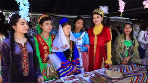 Qarshi davlat universitetida Navro‘z bayrami munosabati bilan "Navro‘zni ulug‘lash — insonni ulug‘lashdir!" bosh g‘oyasi asosida "Milliy liboslar va qadriyatlar" festivali bo‘lib o‘tdi. 