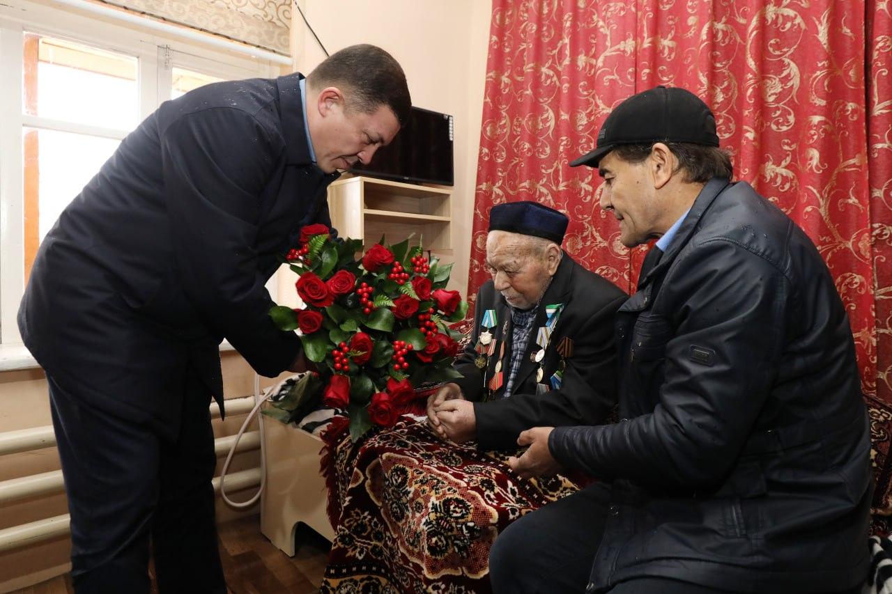 The Minister of Internal Affairs, Lieutenant-General Pulat Bobojonov, and field officials are visiting veterans and elders who served in the Second World War