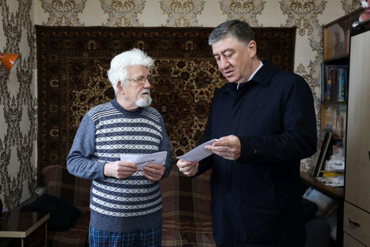 The Minister of Internal Affairs, Lieutenant-General Pulat Bobojonov, and field officials are visiting veterans and elders who served in the Second World War