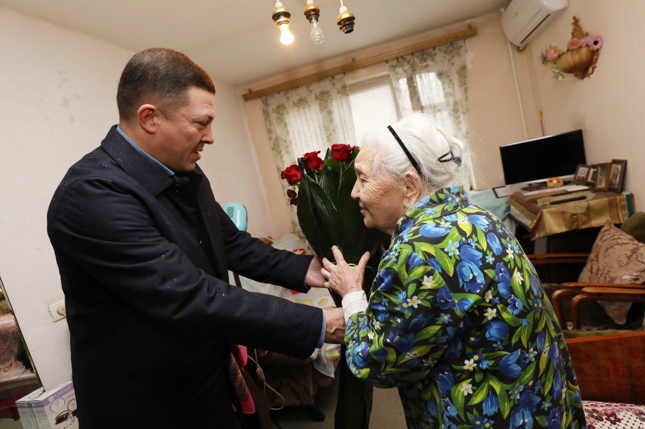 The Minister of Internal Affairs, Lieutenant-General Pulat Bobojonov, and field officials are visiting veterans and elders who served in the Second World War