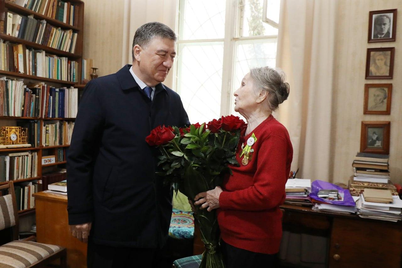 The Minister of Internal Affairs, Lieutenant-General Pulat Bobojonov, and field officials are visiting veterans and elders who served in the Second World War