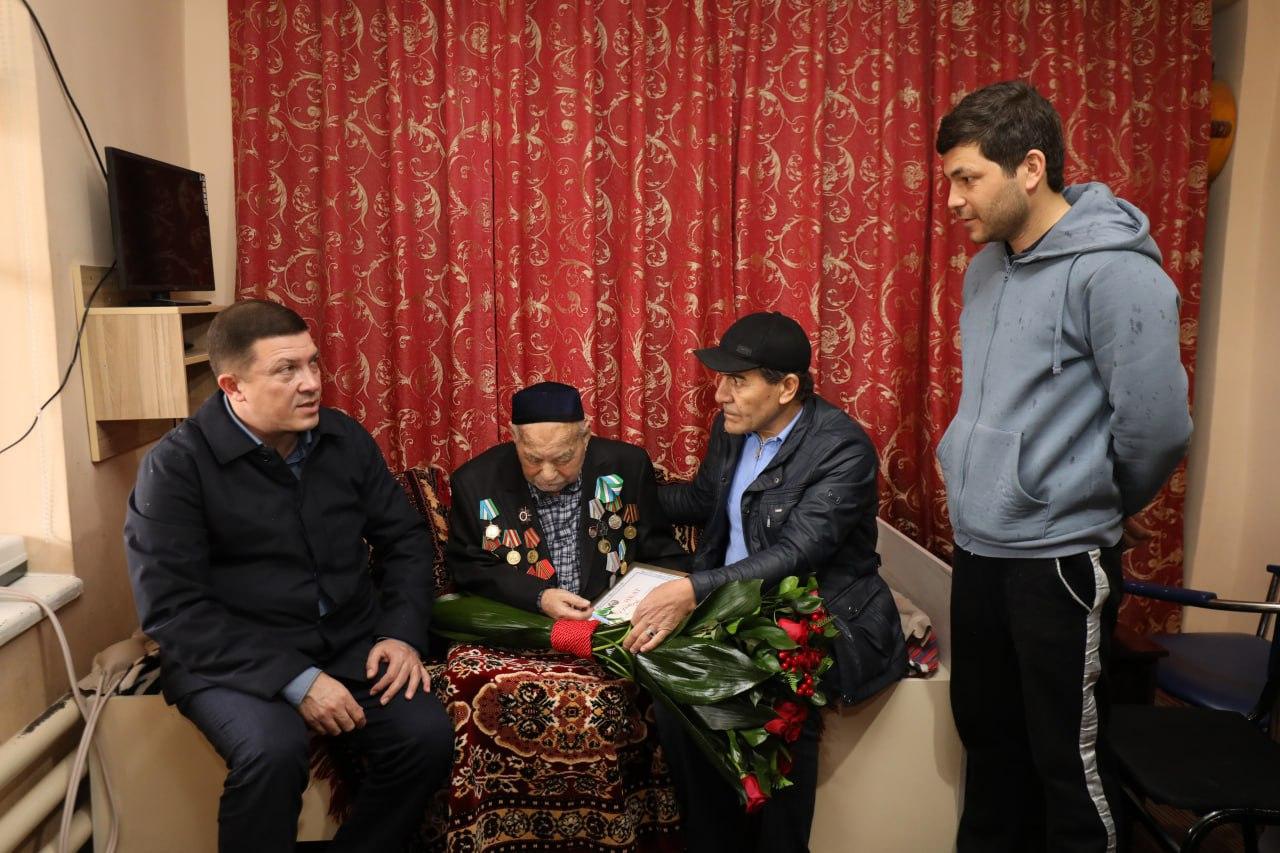 The Minister of Internal Affairs, Lieutenant-General Pulat Bobojonov, and field officials are visiting veterans and elders who served in the Second World War