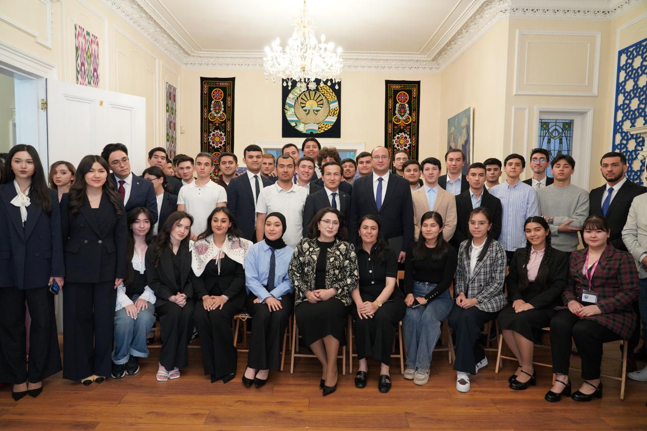 During his visit to the UK, the deputy minister met with compatriots studying in that country