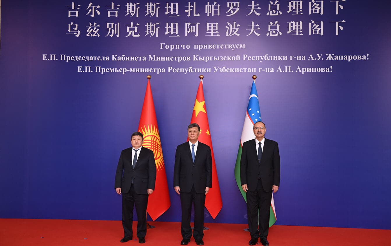 Уч томонлама ҳамкорлик кенгаймоқда