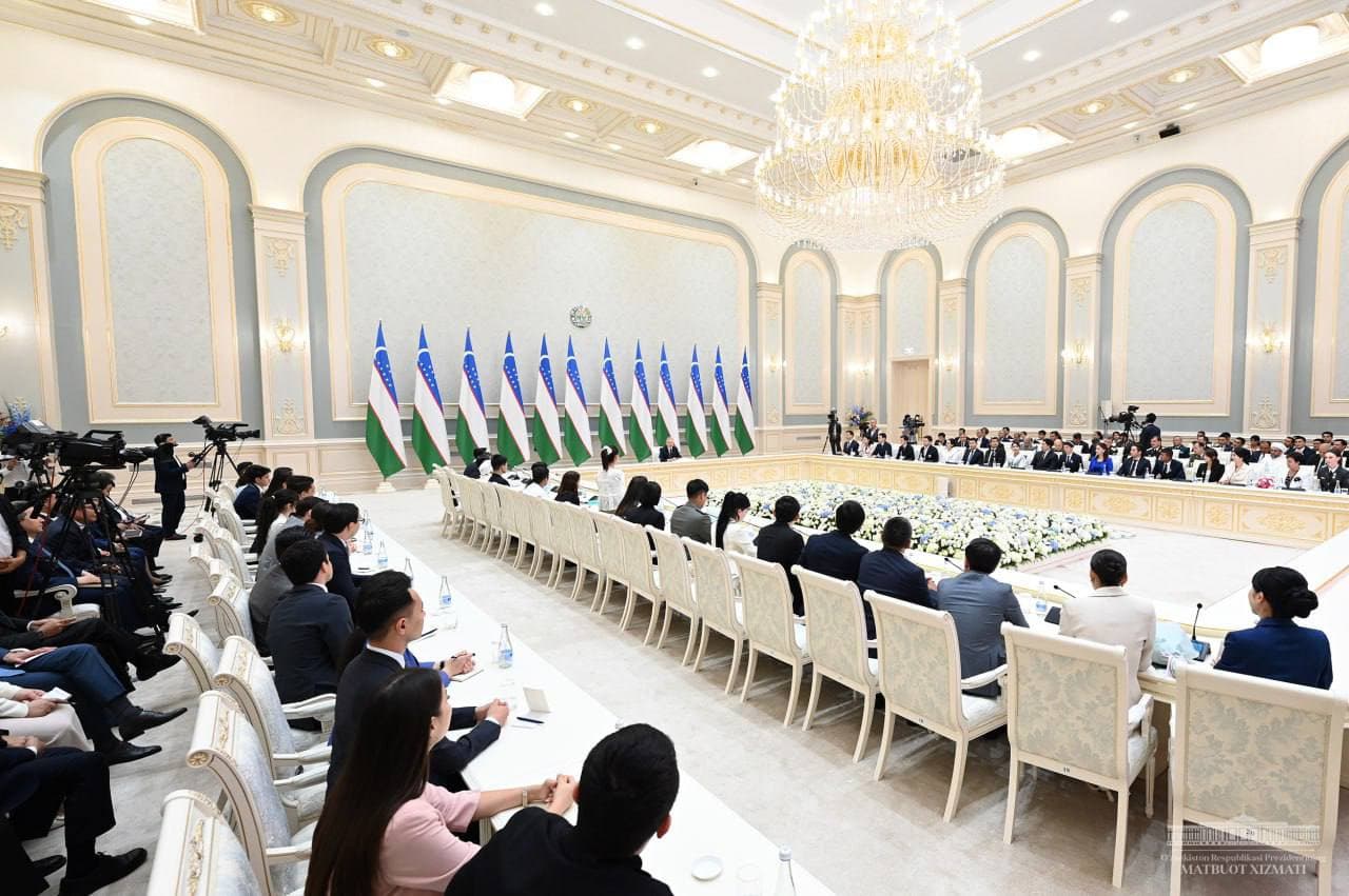 Президент жаслар менен сөйлести