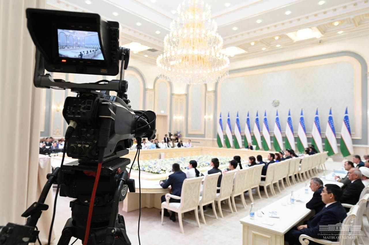 Президент жаслар менен сөйлести