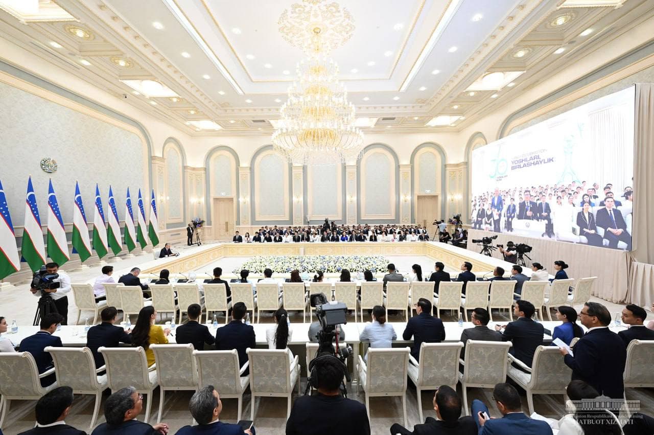 Президент жаслар менен сөйлести