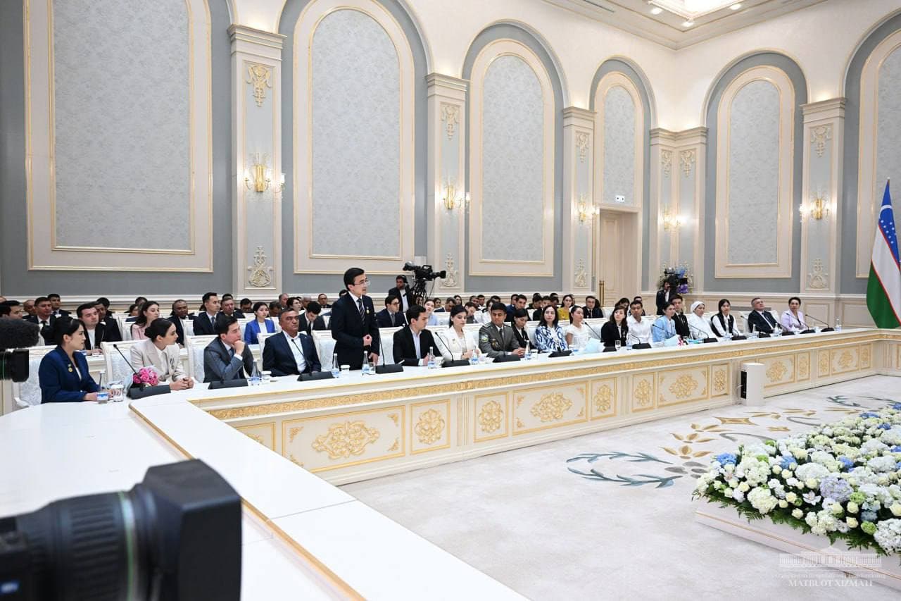 Президент жаслар менен сөйлести