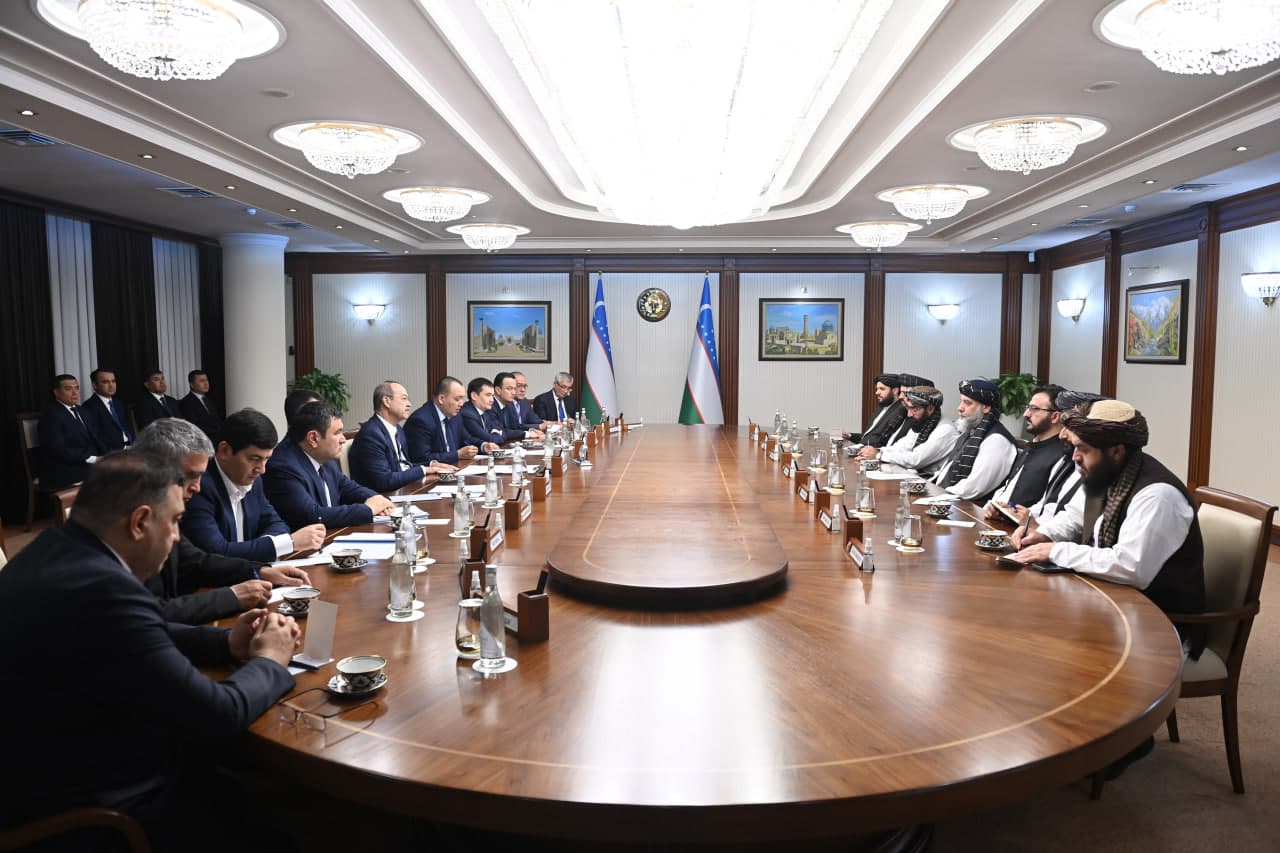 Бош вазир Афғонистон делегацияси билан учрашди