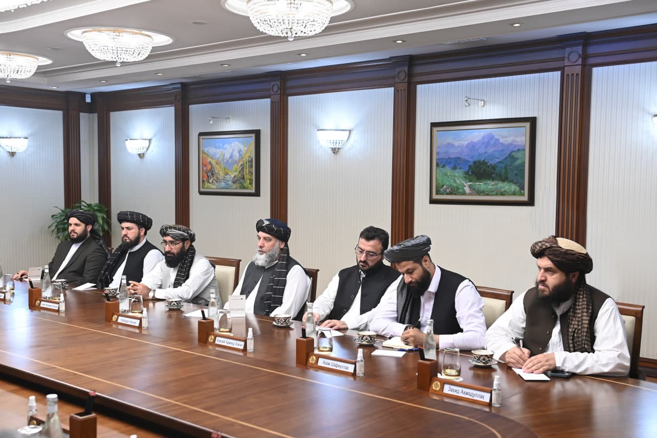 Бош вазир Афғонистон делегацияси билан учрашди