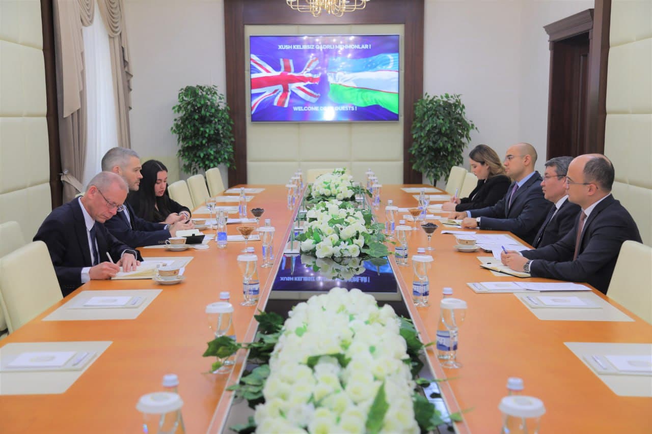 Adliya vaziri Buyuk Britaniya elchisi bilan uchrashdi