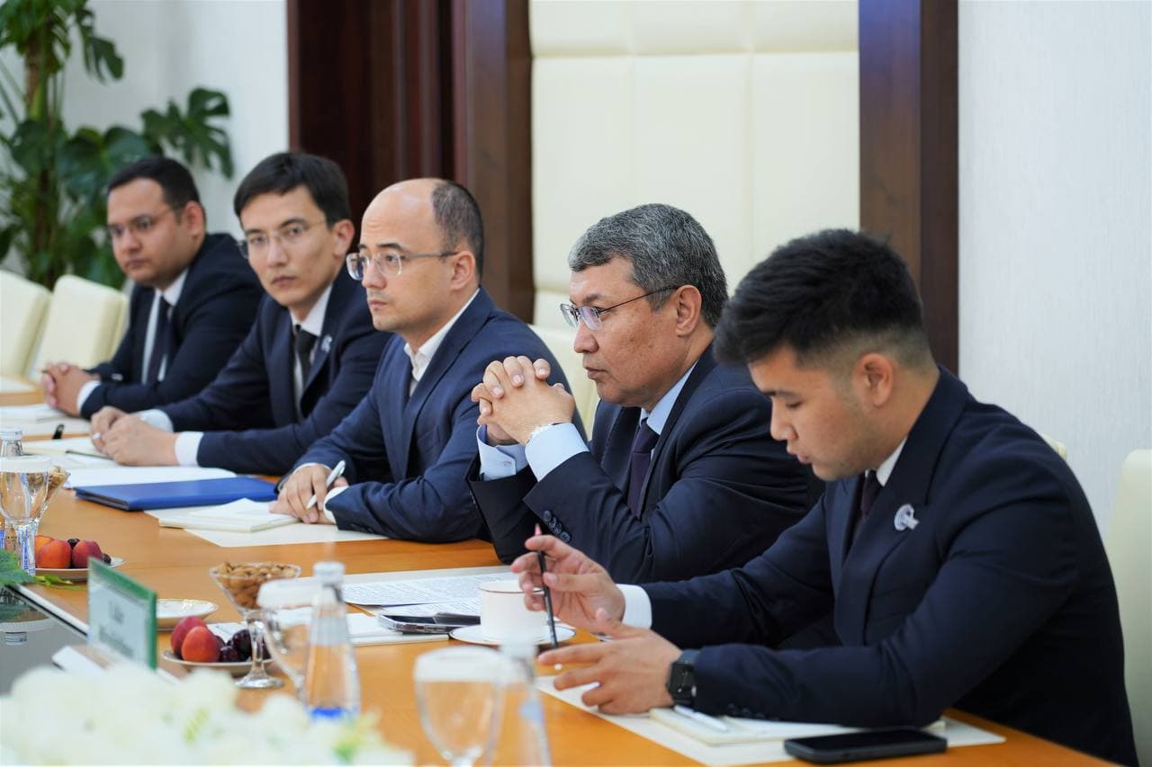 Adliya vaziri A. Tashkulov va World Justice Project vakili M. Lewis uchrashuvi