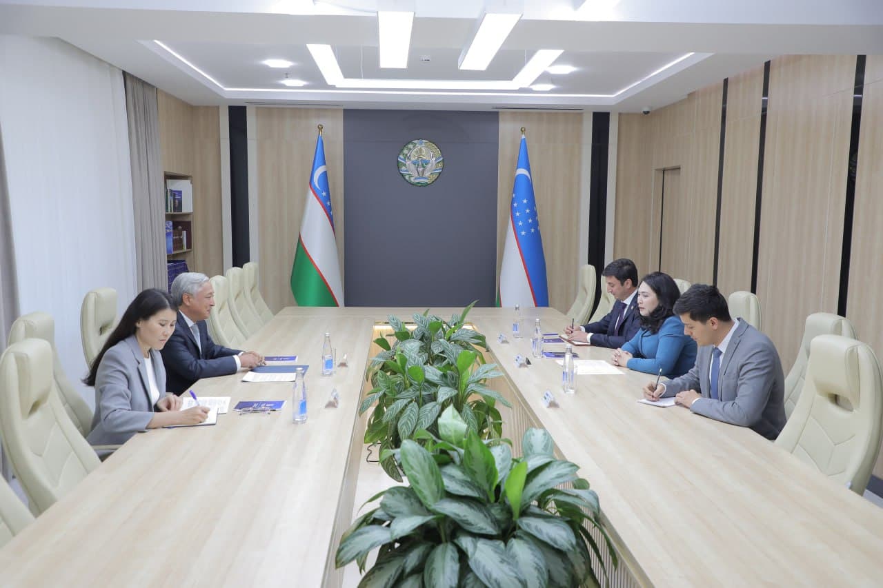 Мактабгача ва мактаб таълими вазири Ҳилола Умарова Қирғиз Республикасининг Ўзбекистон Республикасидаги янги тайинланган элчиси — Дуйшонқул Чотонов билан учрашди.