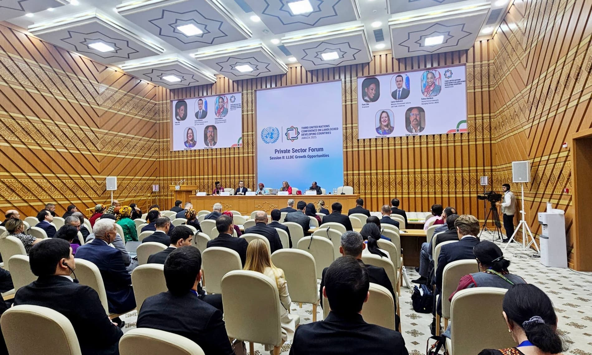 Head of the Ministry of Investments, Industry, and Trade Laziz Kudratov held a series of meetings in Avaza