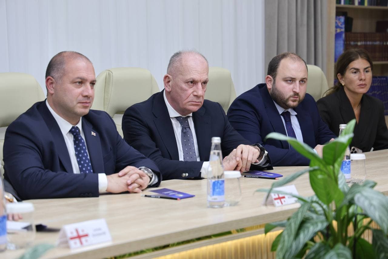 Мактабгача ва мактаб таълими вазири Эъзоза Каримова Грузия Республикаси Фан, таълим ва ёшлар ишлари вазири Гиви Миканадзе бошчилигидаги делегация билан учрашди.