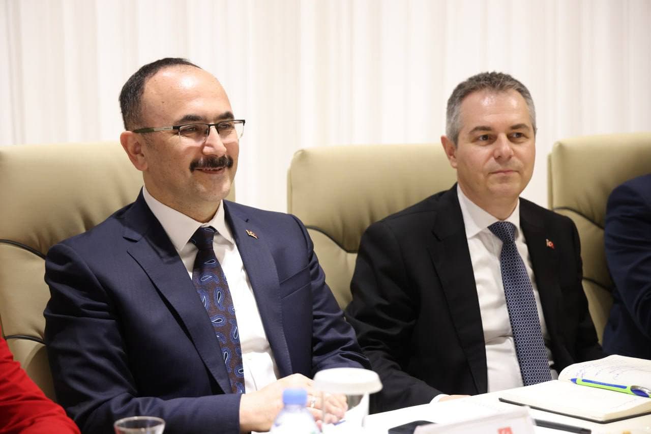 Transport vaziri Turkiya Avtomobil yo‘llari bosh boshqarmasi raisi bilan uchrashdi