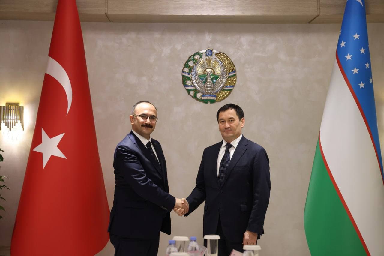 Transport vaziri Turkiya Avtomobil yo‘llari bosh boshqarmasi raisi bilan uchrashdi