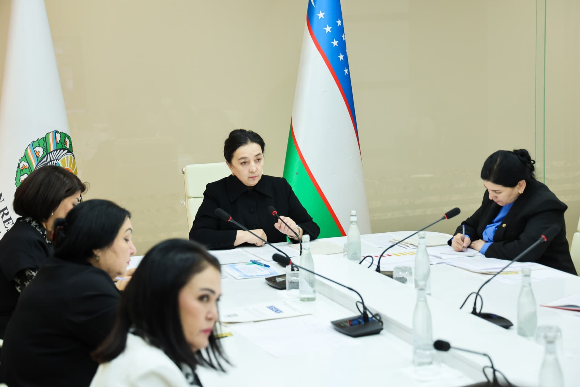 Xotin-qizlar va oilalar farovonligi yoʻlidagi dolzarb masalalar muhokama qilindi