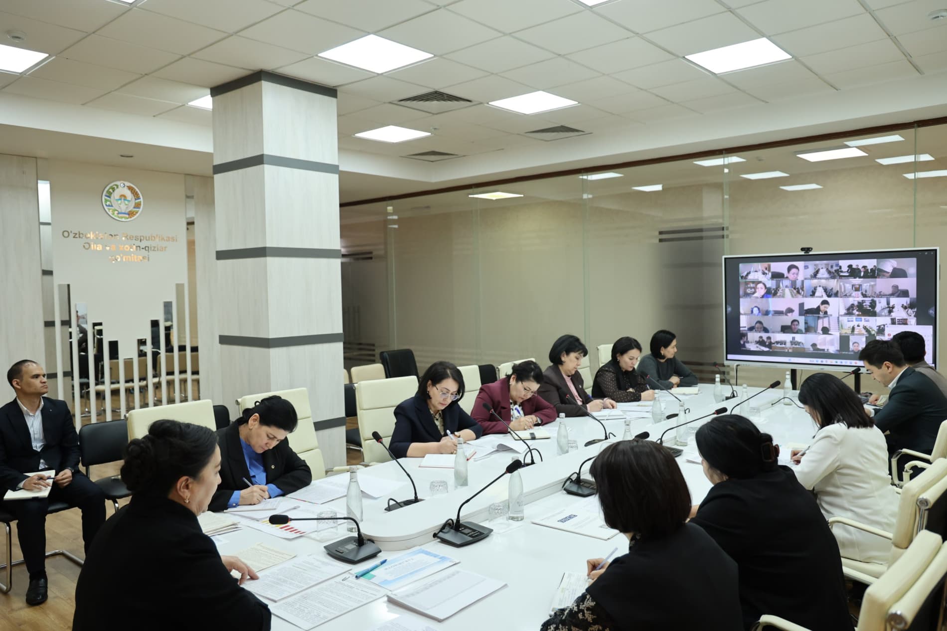 Xotin-qizlar va oilalar farovonligi yoʻlidagi dolzarb masalalar muhokama qilindi