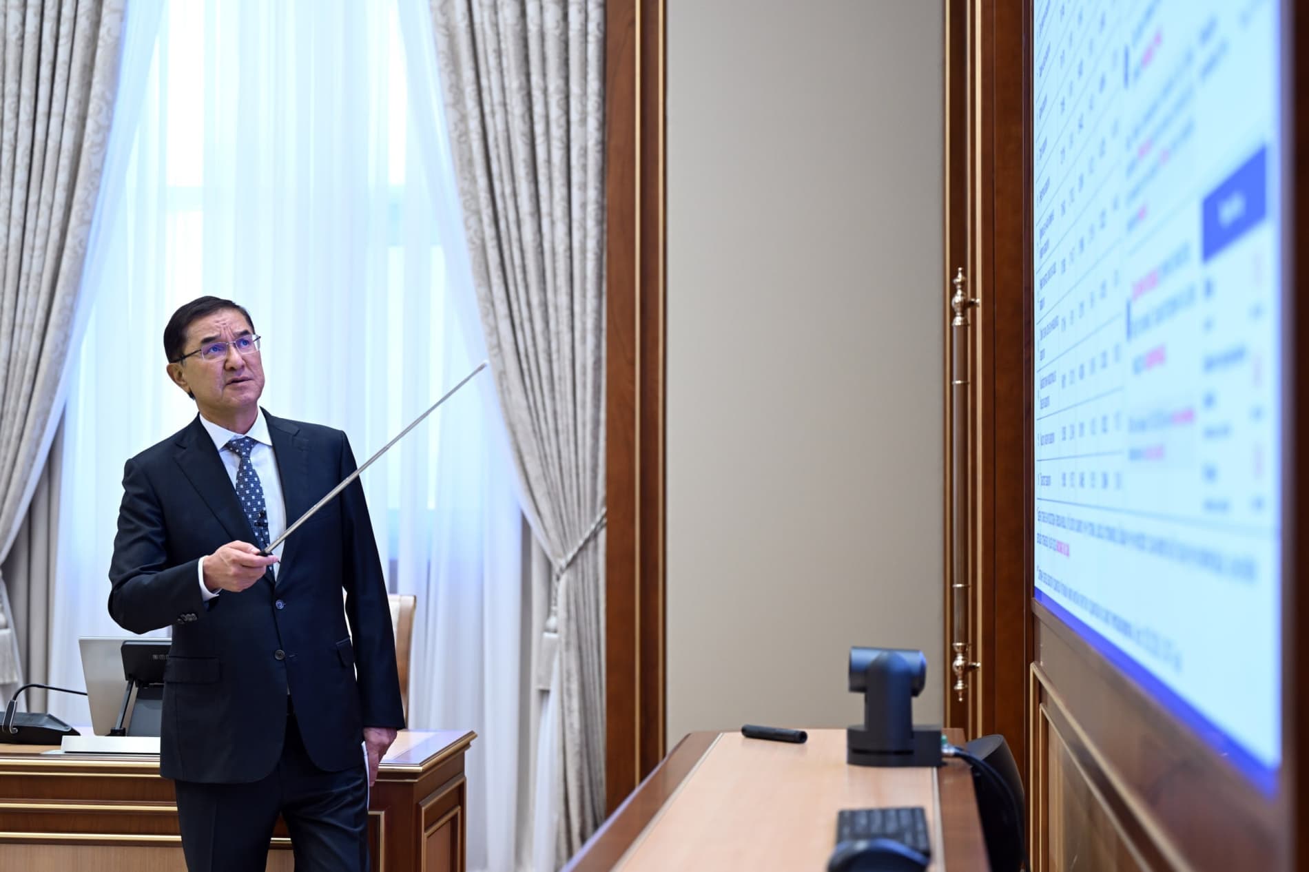 Рассмотрены предложения по совершенствованию системы оплаты труда государственных служащих