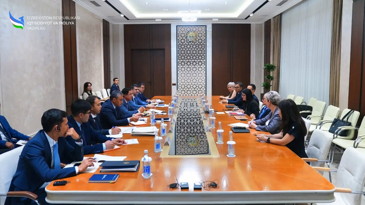A meeting was held with representatives of the International Monetary Fund