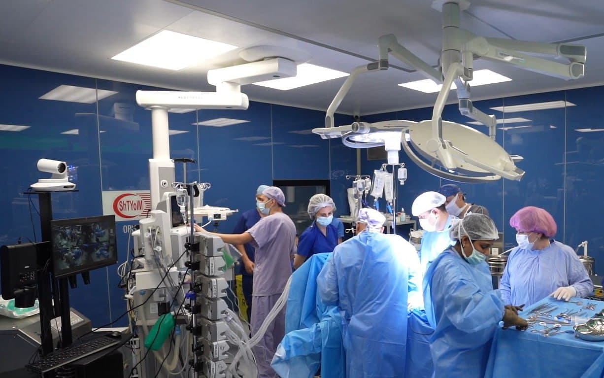Xususiy klinikalarda faoliyat yuritish uchun tibbiyot xodimlariga qanday talablar qo'yilgan?