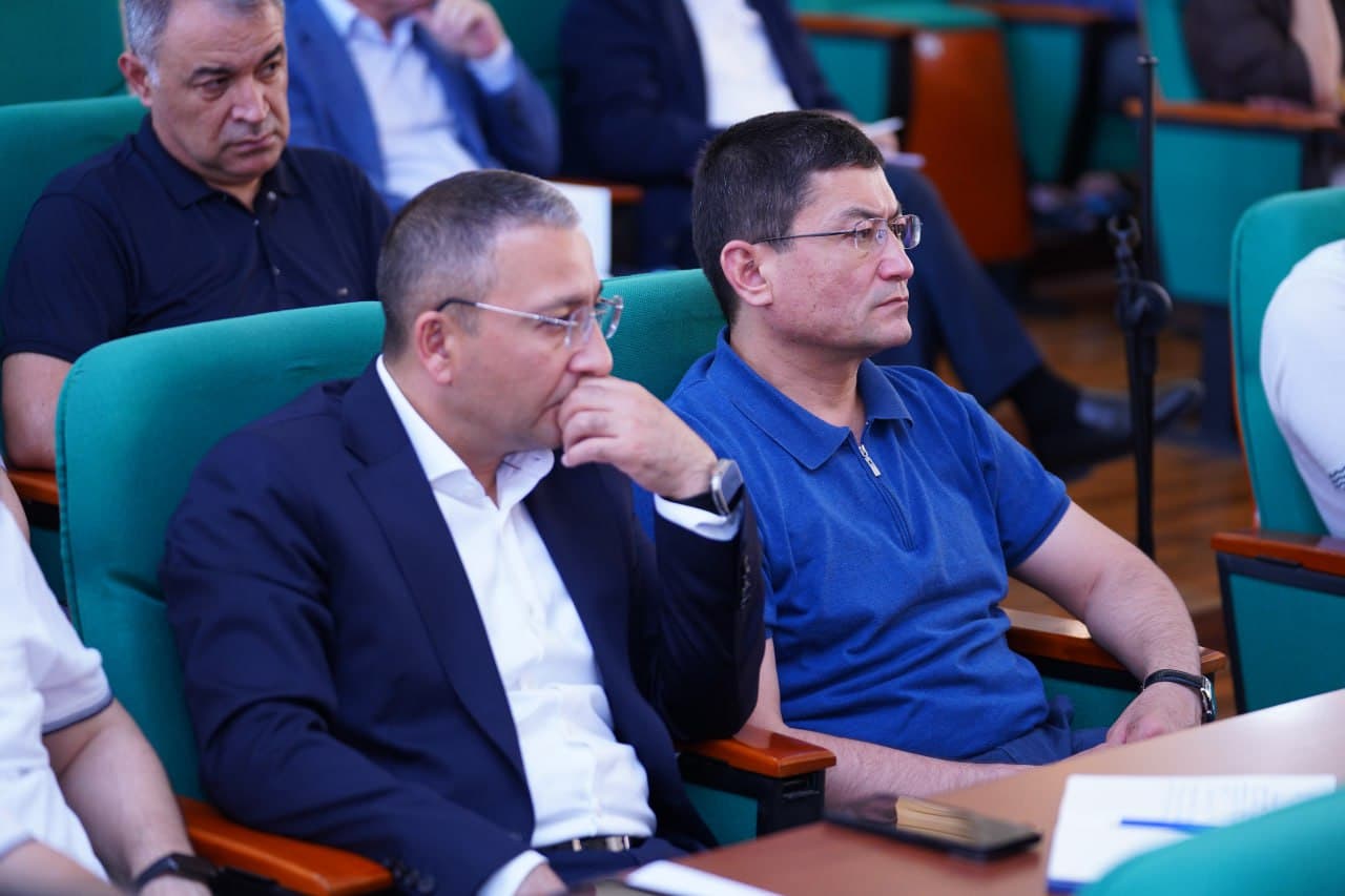 Соғлиқни сақлаш вазири Асилбек Худаяров бошчилигидаги йиғилиш давом этмоқда