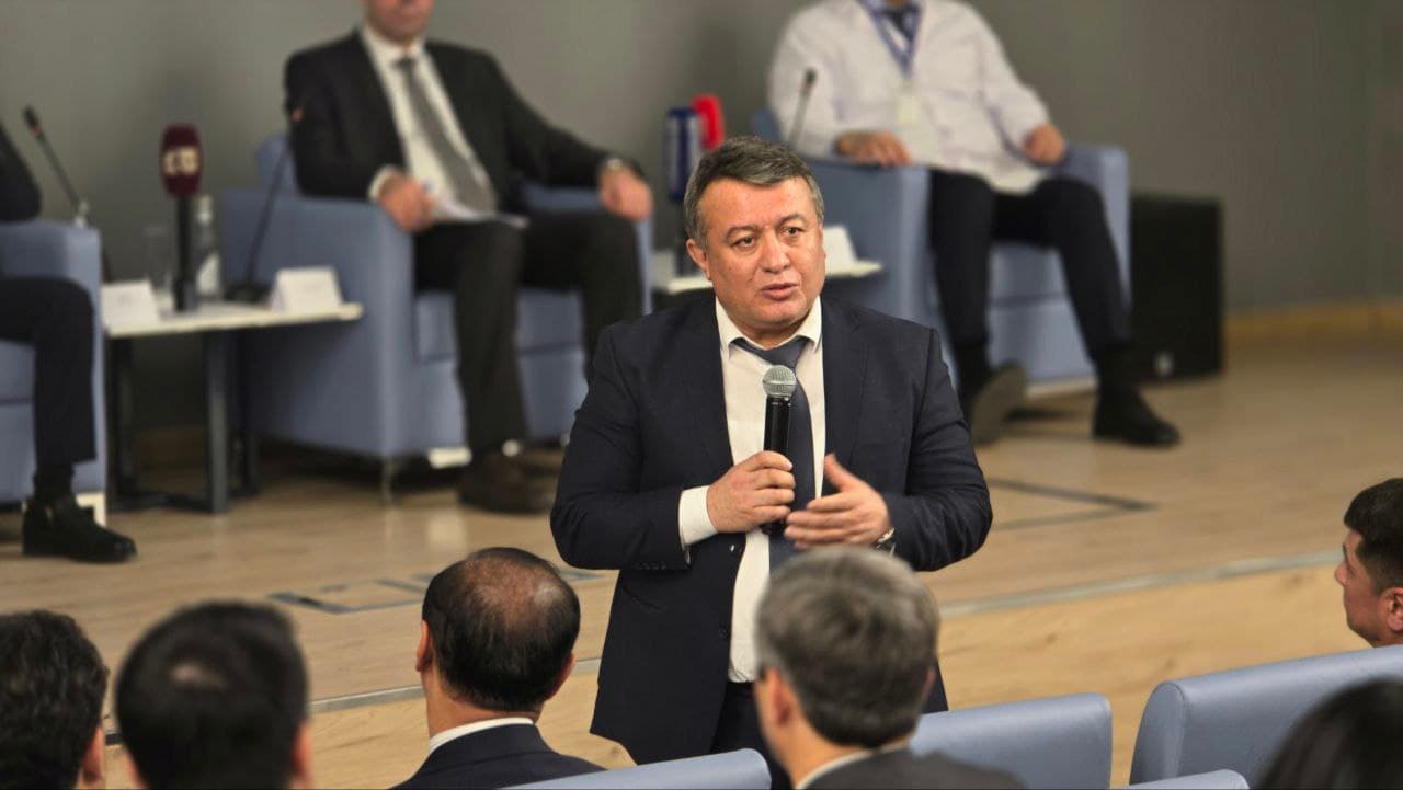 Ayni daqiqalarda press-tur doirasida jurnalistlar bilan o'zaro muloqot bo'lib o'tmoqda