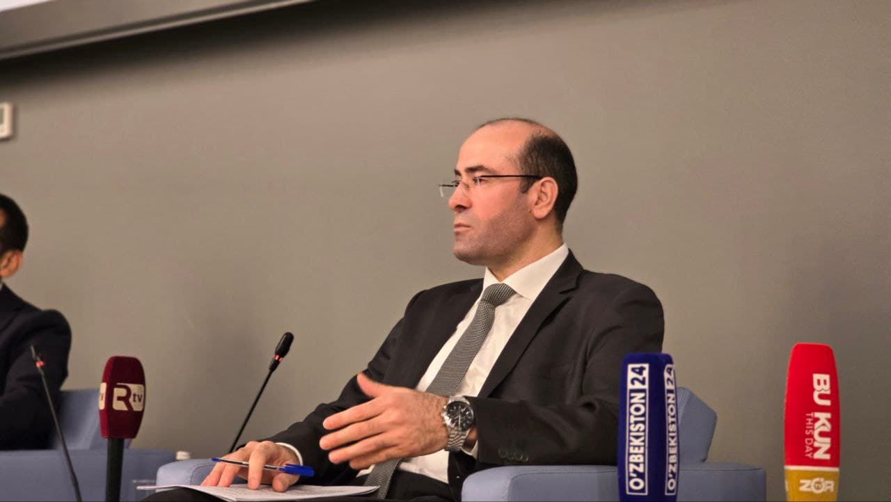 Ayni daqiqalarda press-tur doirasida jurnalistlar bilan o'zaro muloqot bo'lib o'tmoqda