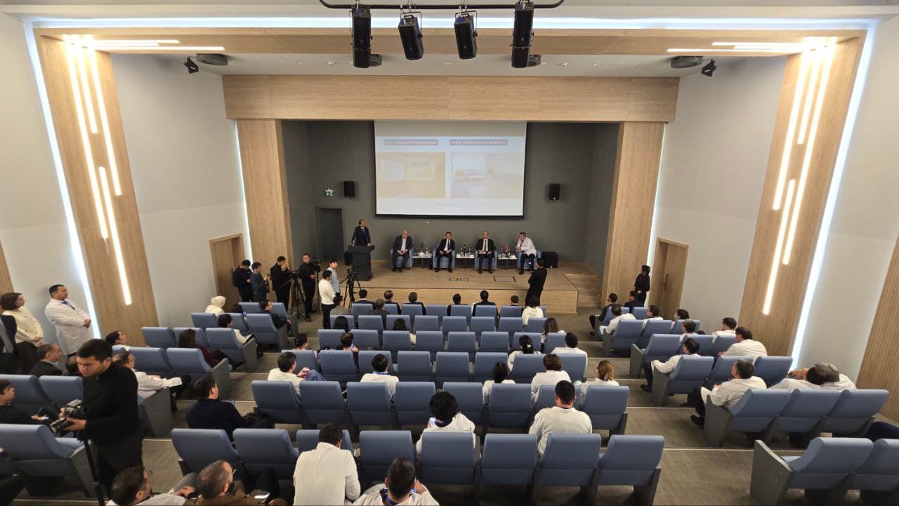 Ayni daqiqalarda press-tur doirasida jurnalistlar bilan o'zaro muloqot bo'lib o'tmoqda