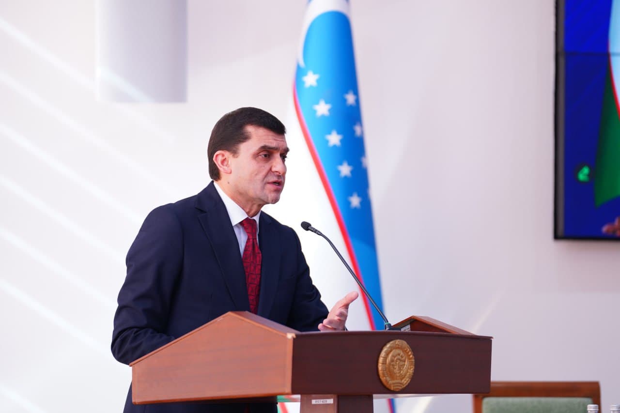 Hay'at yig'ilishi boshlandi. Uni Sog'liqni saqlash vaziri Asilbek Xudayarov olib boryapti.