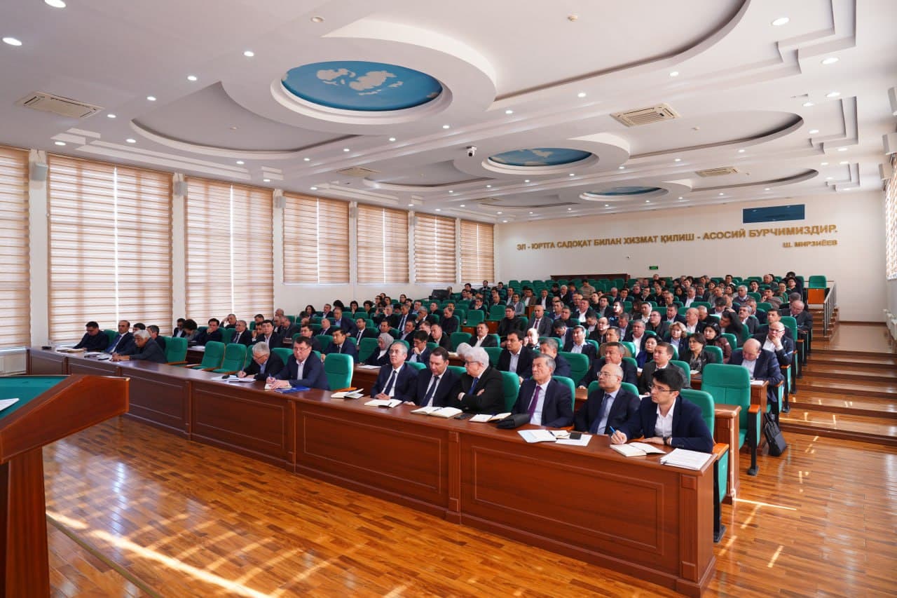 Hay'at yig'ilishi boshlandi. Uni Sog'liqni saqlash vaziri Asilbek Xudayarov olib boryapti.