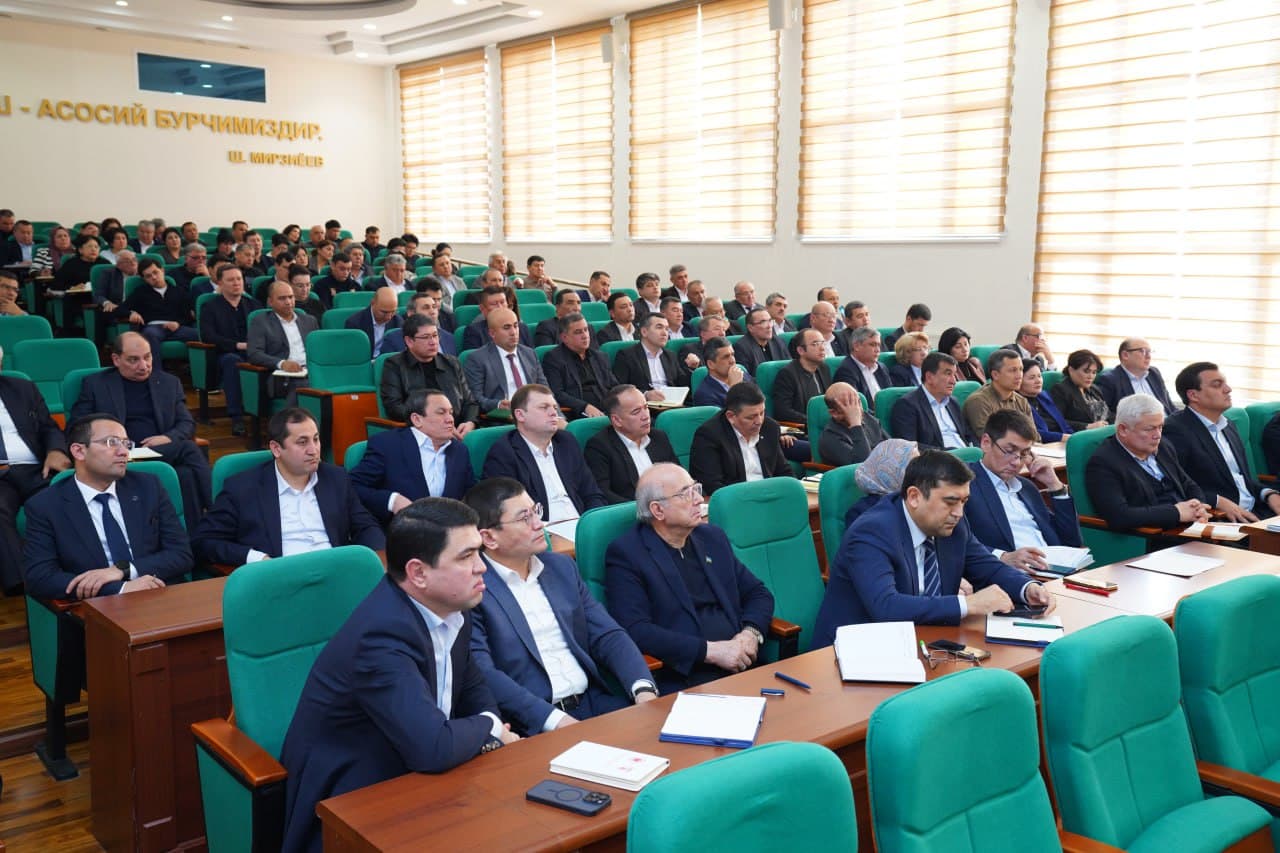 Tanqidiy-tahliliy ruhda davom etayotgan Hay'at yig'ilishidan fotolavhalar...