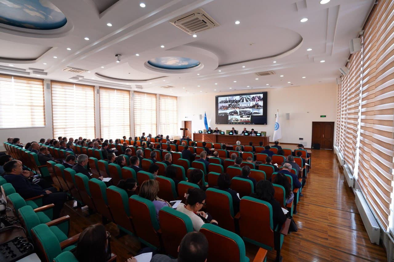 Tanqidiy-tahliliy ruhda davom etayotgan Hay'at yig'ilishidan fotolavhalar...