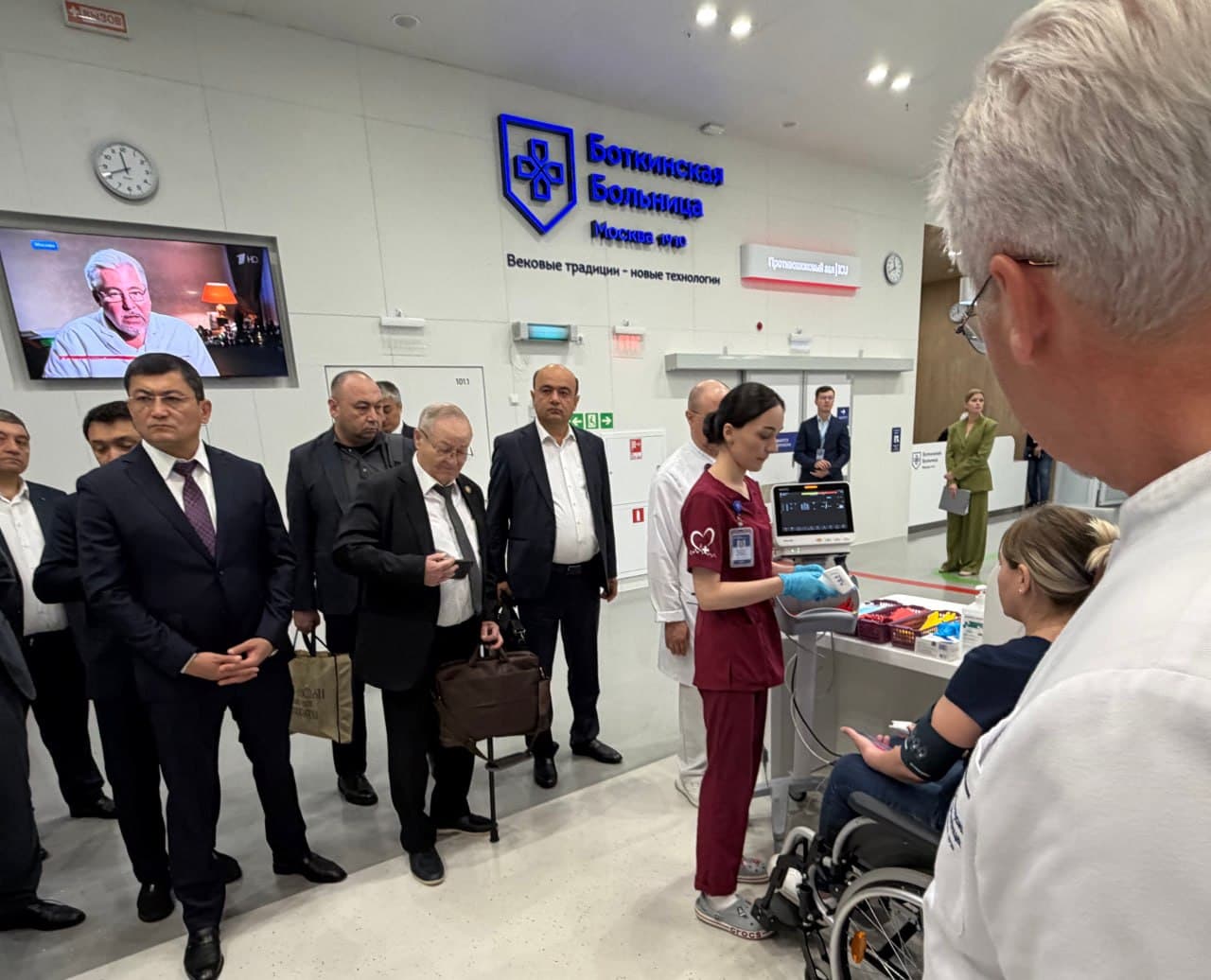 Москва шаҳар мерининг ижтимоий ривожланиш масалалари бўйича ўринбосари Анастасия Ракова билан ўтказилган музокараларда делегацияга соғлиқни сақлаш тизимини бошқаришнинг ягона стандартлари