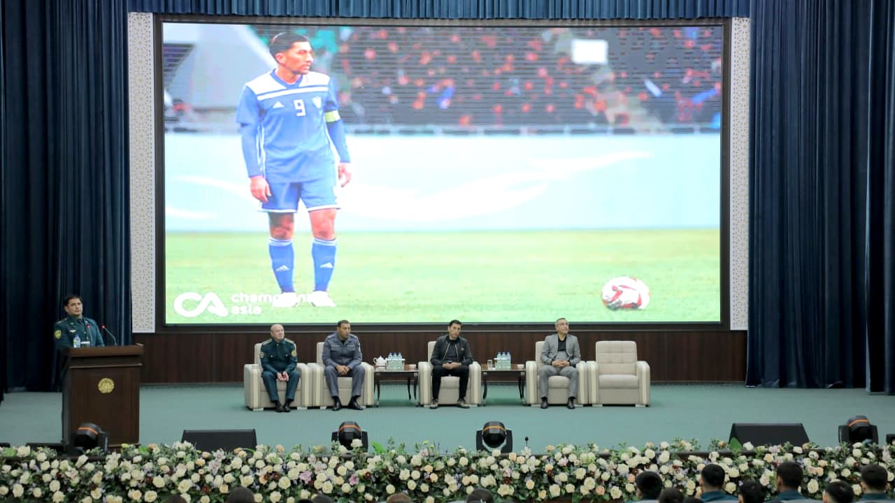 Одил Ахмедов, бывший капитан сборной Узбекистана, посетил Академию МВД