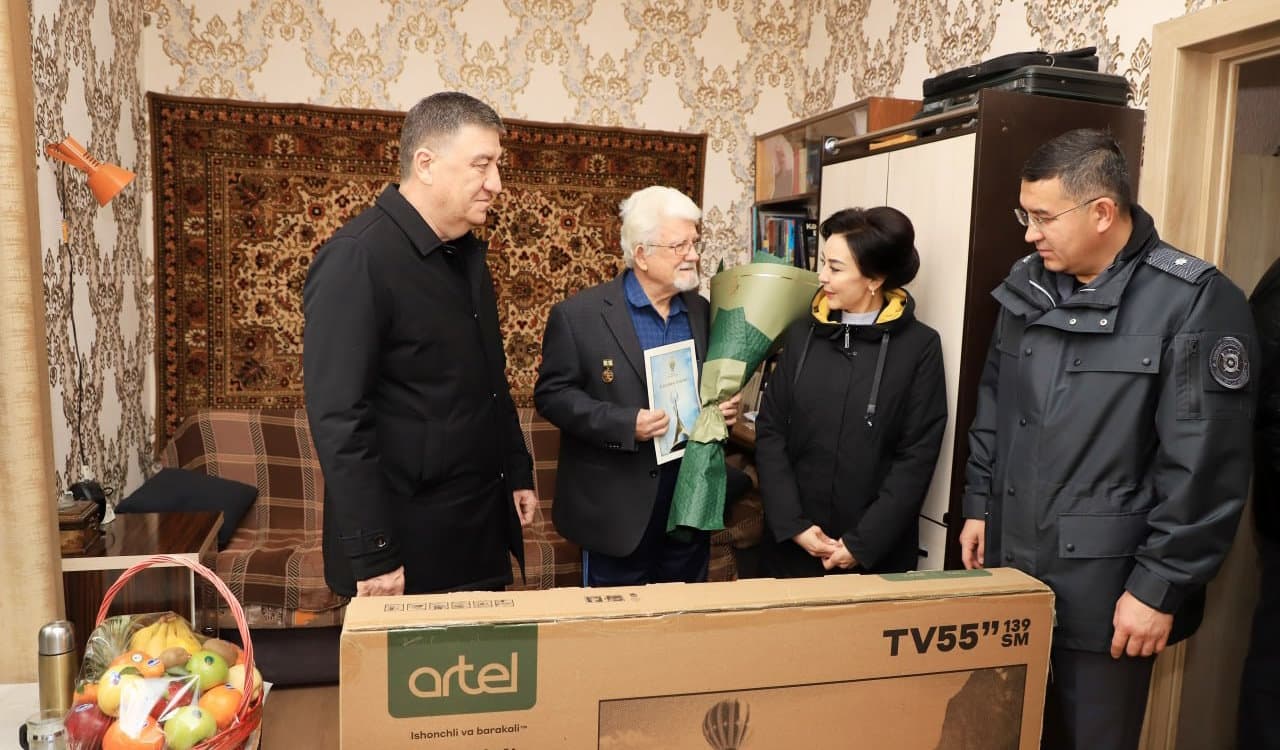 В связи с наступающим Новым годом по традиции посещаются дома почетных ветеранов, старейшин, а также участников Второй мировой войны и тружеников тыла