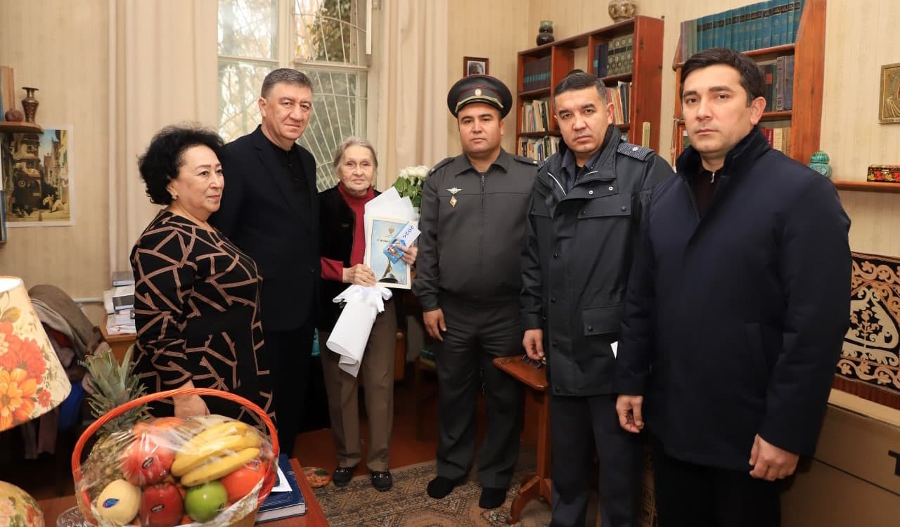 В связи с наступающим Новым годом по традиции посещаются дома почетных ветеранов, старейшин, а также участников Второй мировой войны и тружеников тыла