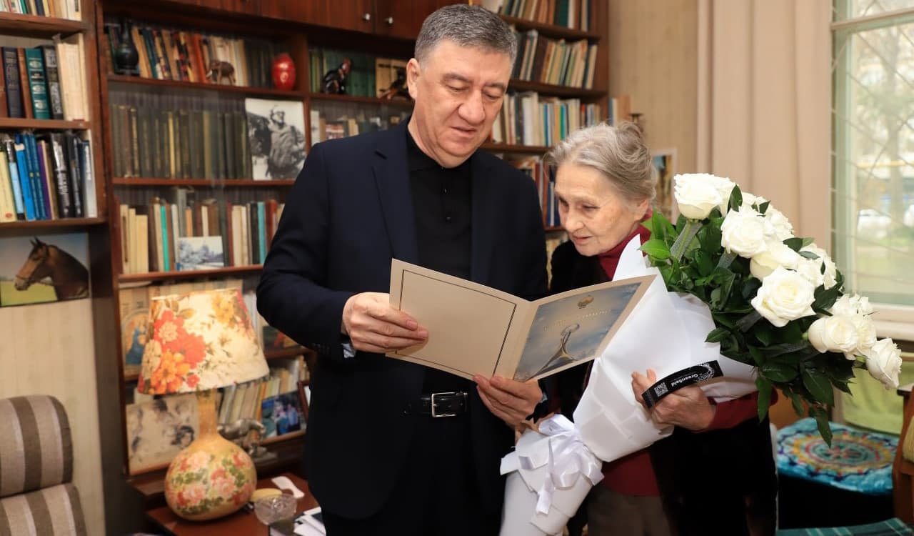 В связи с наступающим Новым годом по традиции посещаются дома почетных ветеранов, старейшин, а также участников Второй мировой войны и тружеников тыла