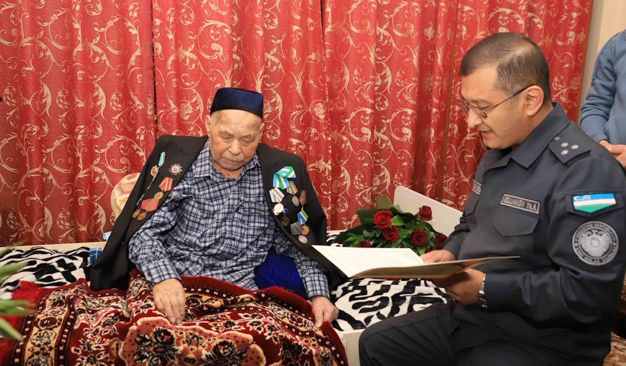 В связи с наступающим Новым годом по традиции посещаются дома почетных ветеранов, старейшин, а также участников Второй мировой войны и тружеников тыла