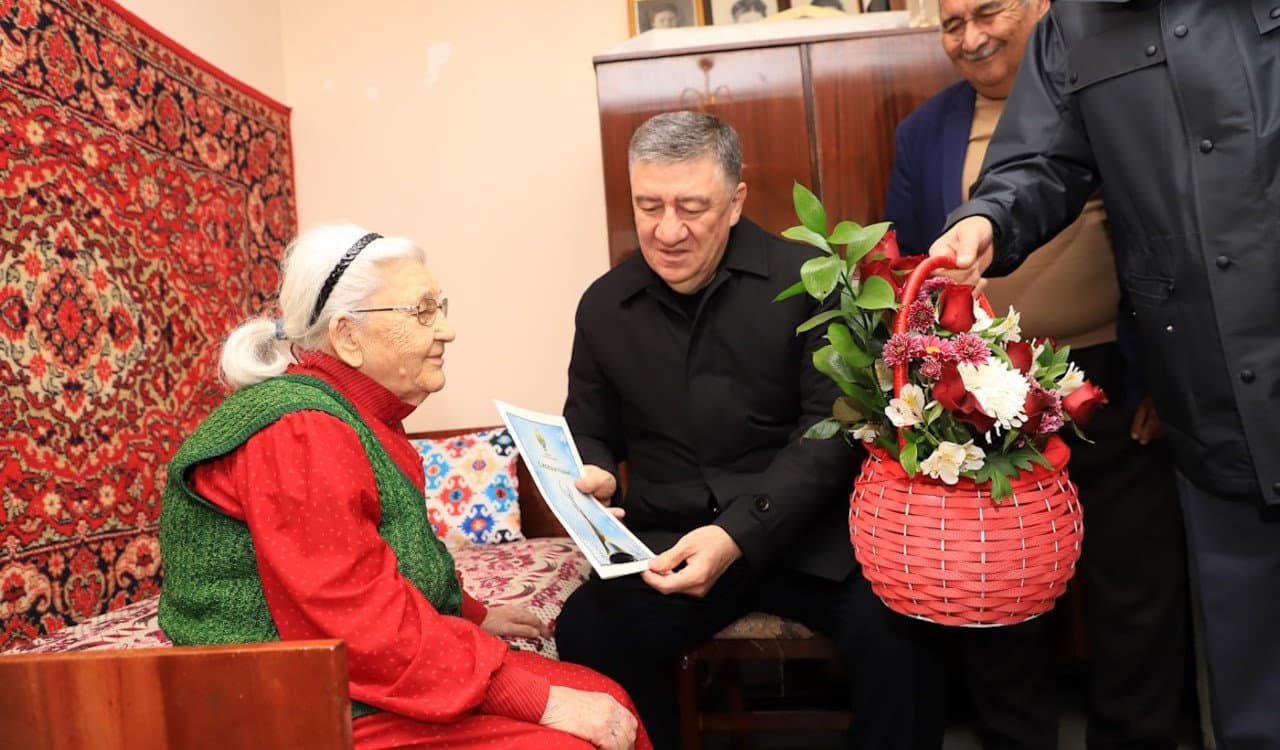 В связи с наступающим Новым годом по традиции посещаются дома почетных ветеранов, старейшин, а также участников Второй мировой войны и тружеников тыла