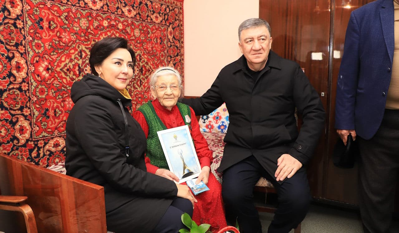 В связи с наступающим Новым годом по традиции посещаются дома почетных ветеранов, старейшин, а также участников Второй мировой войны и тружеников тыла