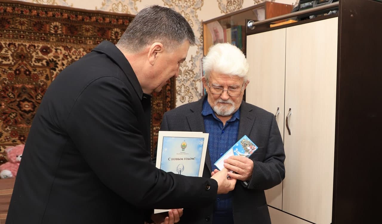 В связи с наступающим Новым годом по традиции посещаются дома почетных ветеранов, старейшин, а также участников Второй мировой войны и тружеников тыла