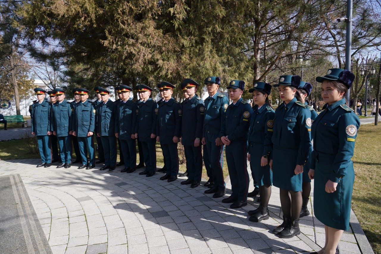 Алишер Навоий таваллудининг 583 йиллиги муносабати билан шоир ҳайкали пойига гул қўйиш маросими бўлиб ўтди