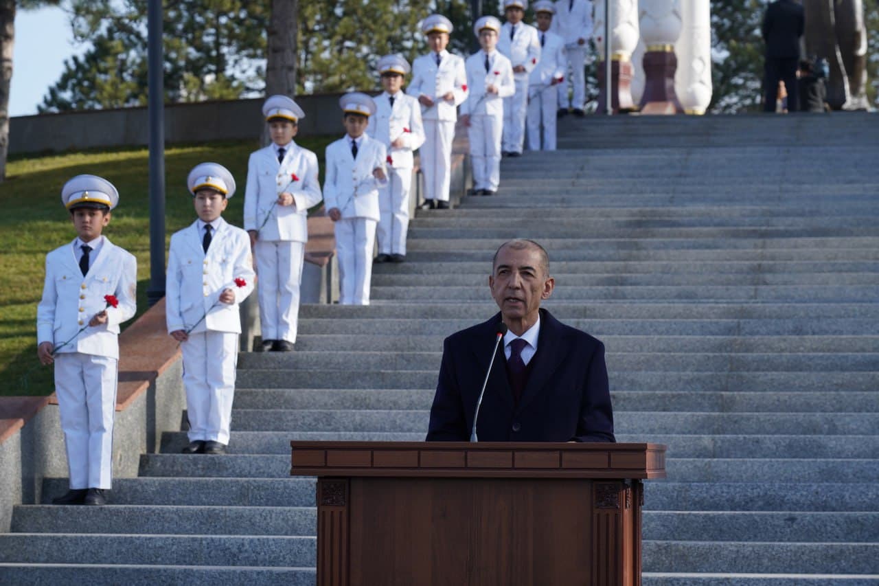 Алишер Навоий таваллудининг 583 йиллиги муносабати билан шоир ҳайкали пойига гул қўйиш маросими бўлиб ўтди