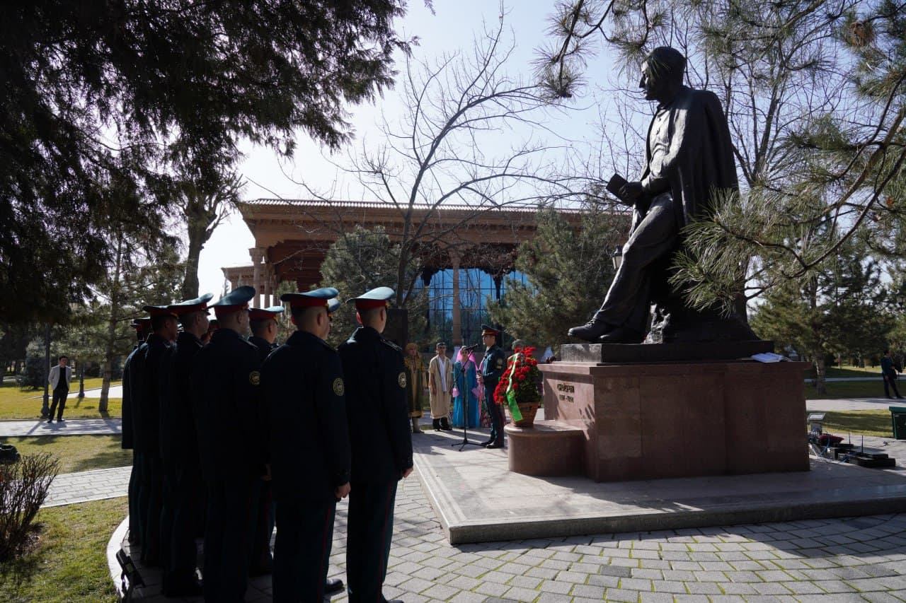 Алишер Навоий таваллудининг 583 йиллиги муносабати билан шоир ҳайкали пойига гул қўйиш маросими бўлиб ўтди
