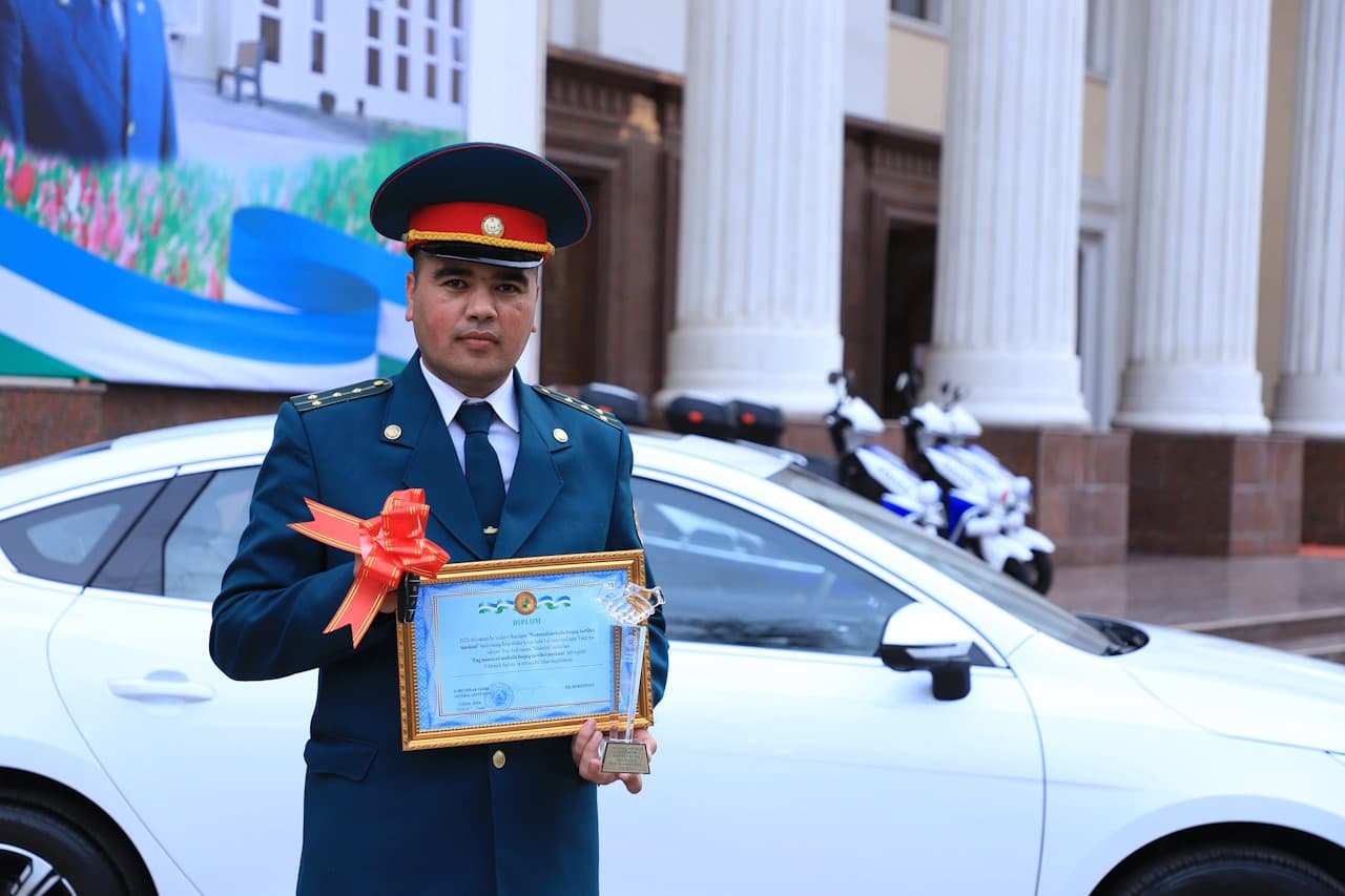 Ички ишлар вазири генерал-лейтенант Пўлат Бобожонов «Намунали ҳуқуқ тартибот маскани» республика босқичи ғолибларини ИИВ Маданият саройида бўлиб ўтган тантанали тақдирлаш маросимида қатнашди